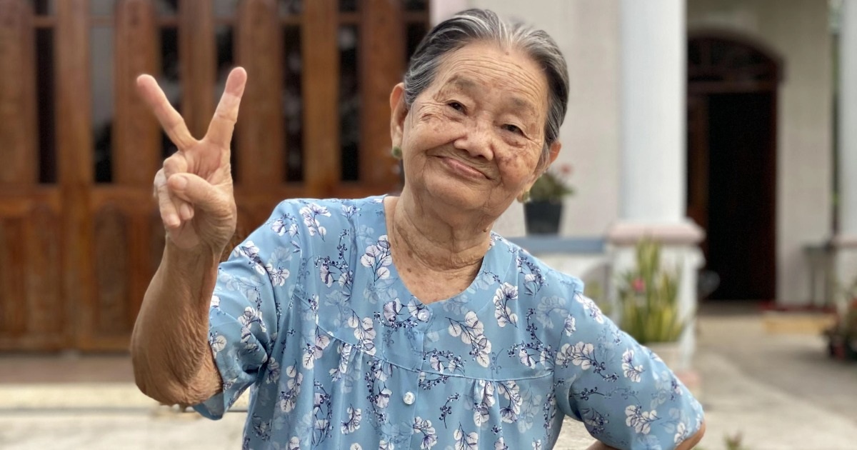 'Nổ đơn' liên tục nhờ rủ bà nội 87 tuổi làm mẫu ảnh bán hàng online