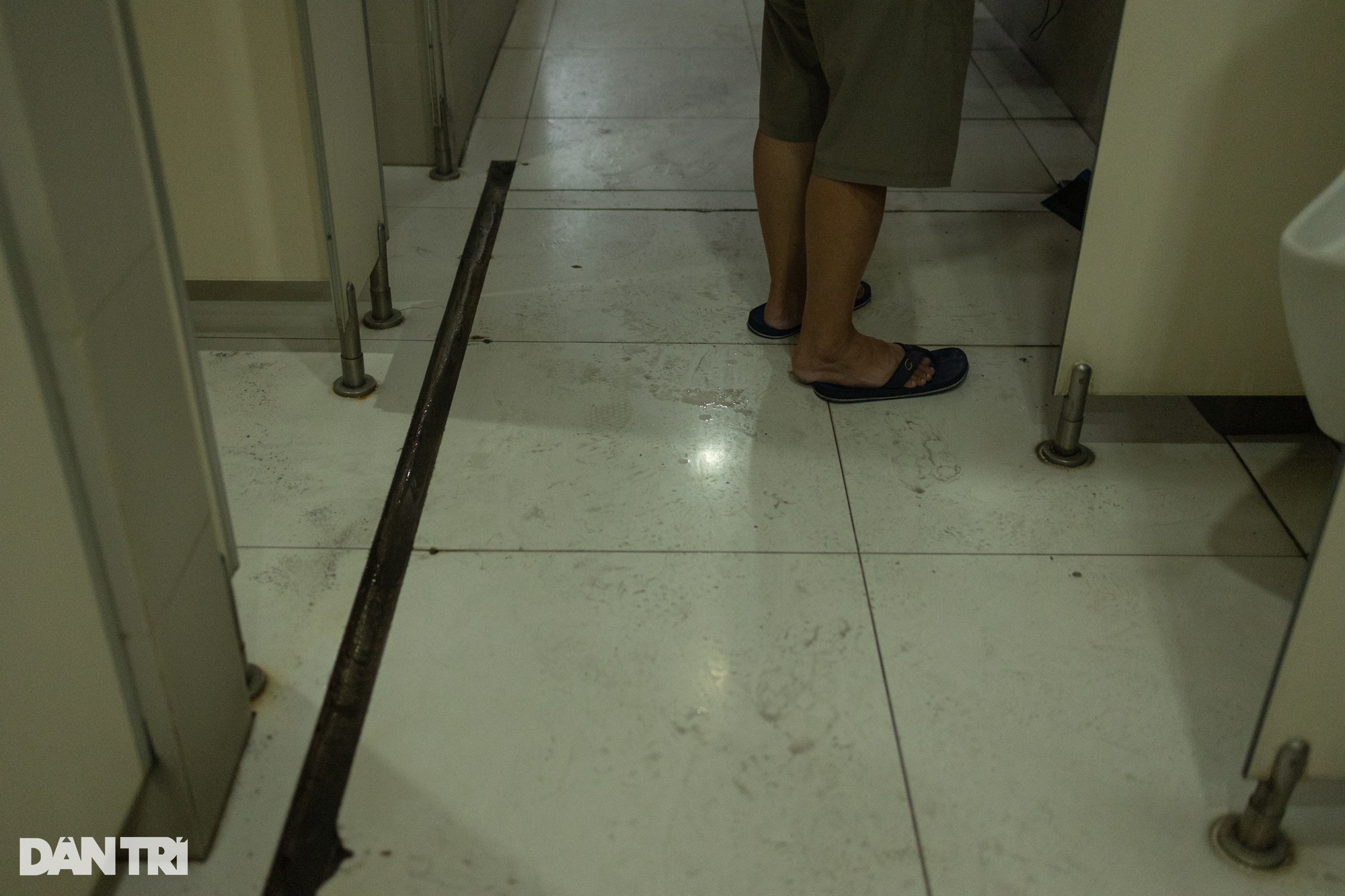 Khách du lịch ám ảnh khi vào nhà vệ sinh công cộng tại TPHCM - Ảnh 1.