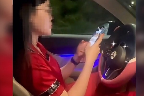 Lời trần tình của nữ tài xế Mercedes buông 2 tay, 'dán mắt' vào điện thoại để quay TikTok sau khi bị xử phạt - Ảnh 1.