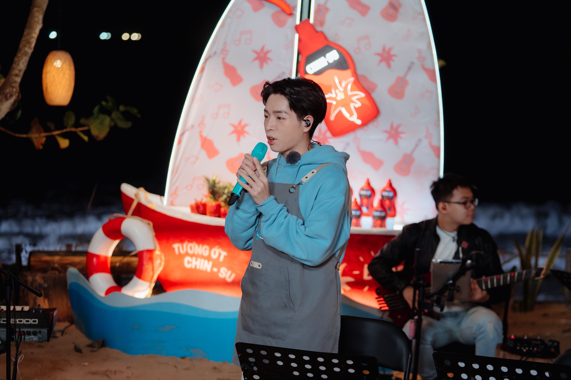 Đức Ph&uacute;c khiến kh&aacute;n giả thổn thức với bản hit của nh&oacute;m The Men - Ảnh 1.