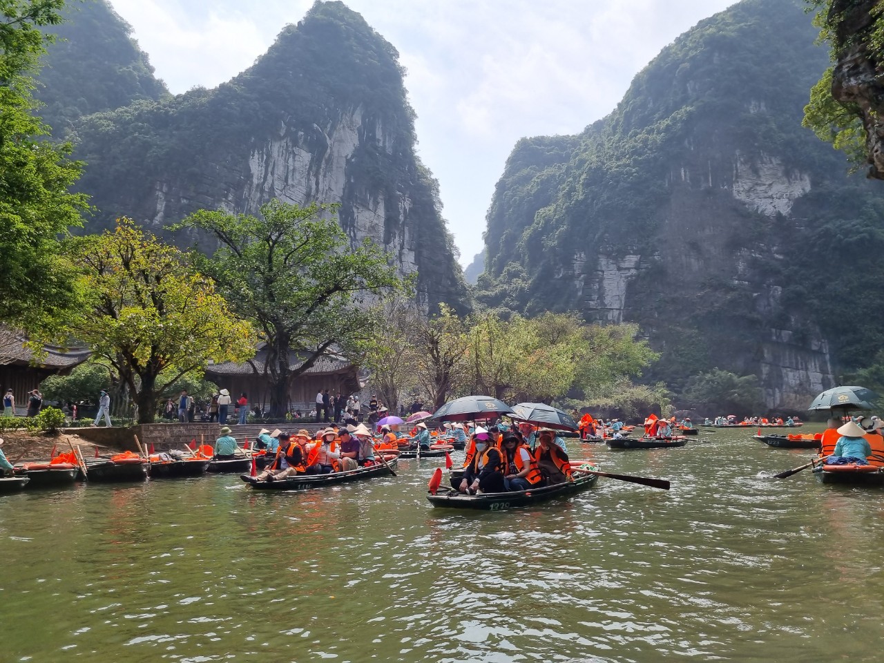 Khu du lịch Tràng An đông nghịt du khách ngày nghỉ cuối tuần