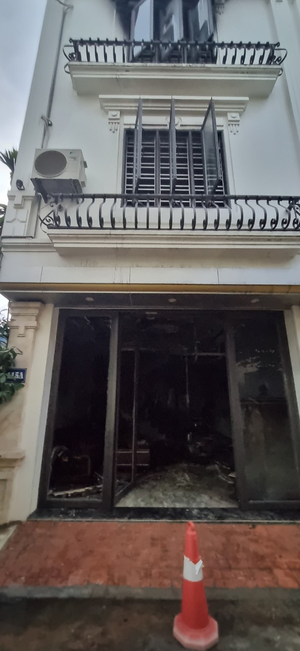 Người đàn ông bỗng nhiên châm lửa đốt nhà rồi cầm 2 dao cố thủ - Ảnh 5. Người đàn ông bỗng nhiên châm lửa đốt nhà rồi cầm 2 dao cố thủ - Ảnh 5.