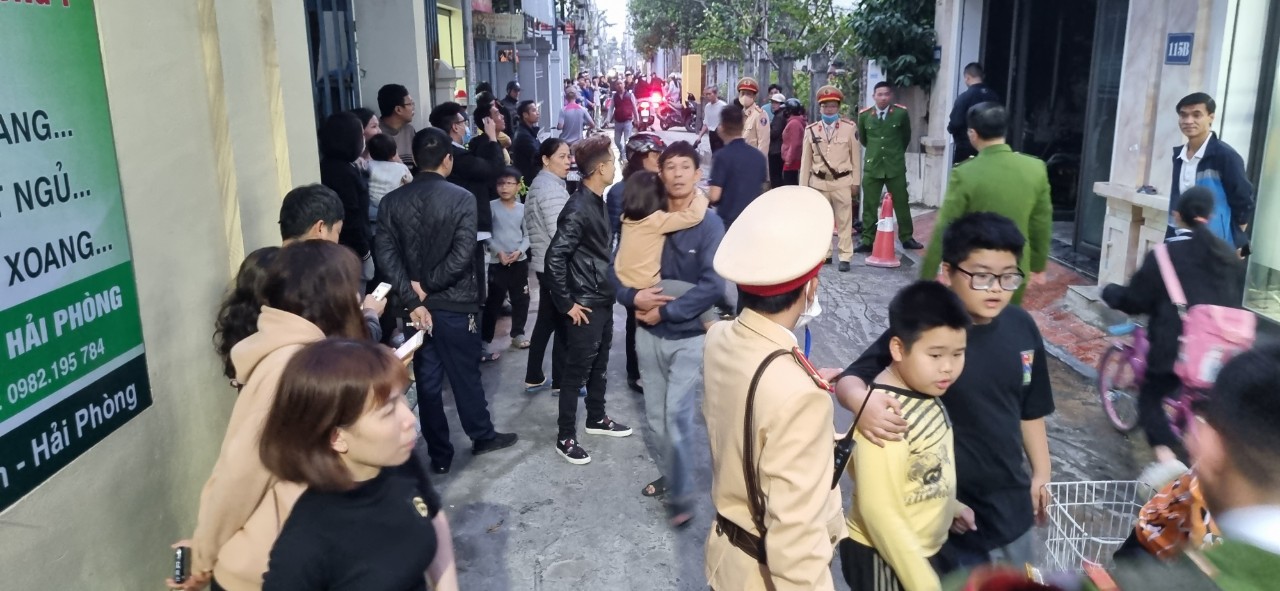 Người đàn ông bỗng nhiên châm lửa đốt nhà rồi cầm 2 dao cố thủ - Ảnh 3. Người đàn ông bỗng nhiên châm lửa đốt nhà rồi cầm 2 dao cố thủ - Ảnh 3.