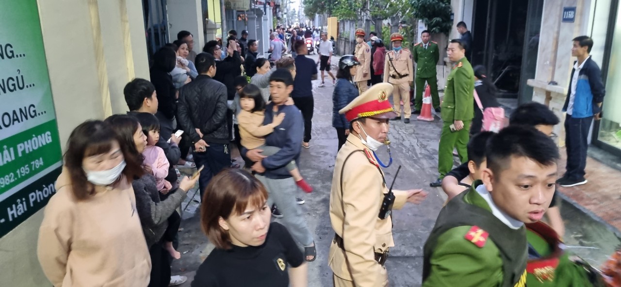 Người đàn ông bỗng nhiên châm lửa đốt nhà rồi cầm 2 dao cố thủ - Ảnh 1. Người đàn ông bỗng nhiên châm lửa đốt nhà rồi cầm 2 dao cố thủ - Ảnh 1.