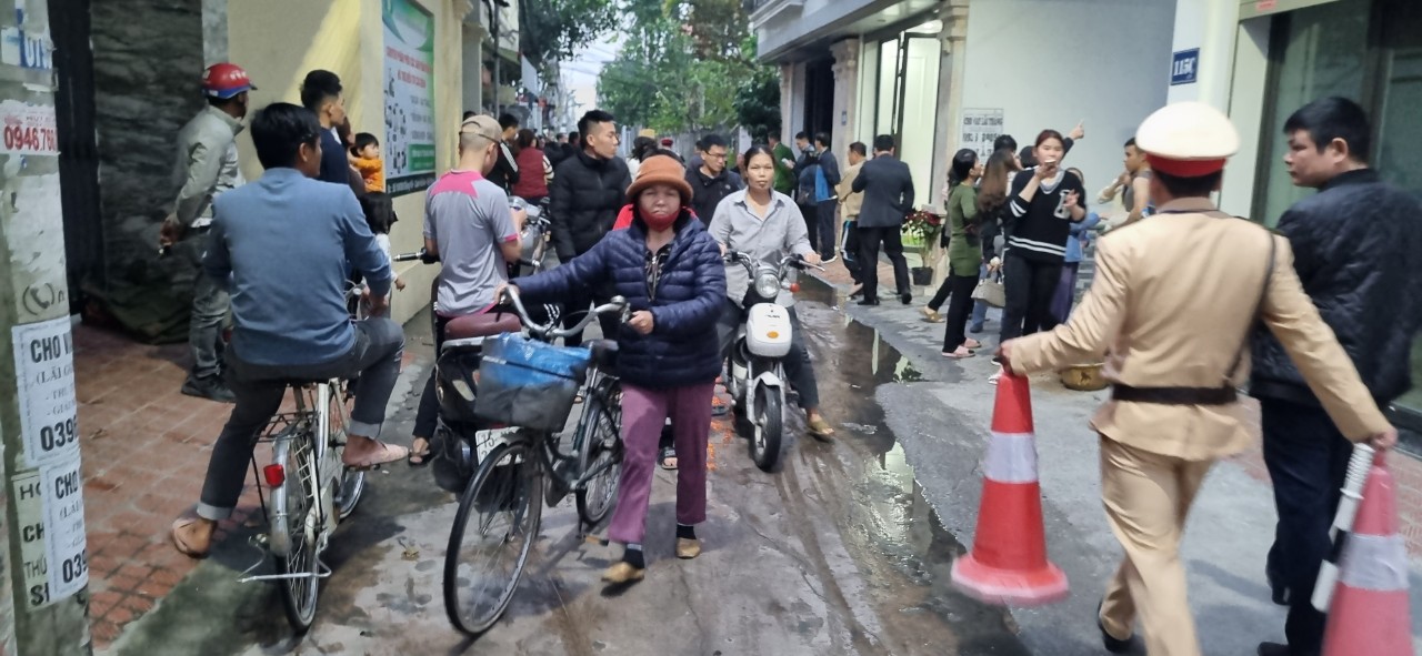 Người đàn ông bỗng nhiên châm lửa đốt nhà rồi cầm 2 dao cố thủ - Ảnh 4. Người đàn ông bỗng nhiên châm lửa đốt nhà rồi cầm 2 dao cố thủ - Ảnh 4.