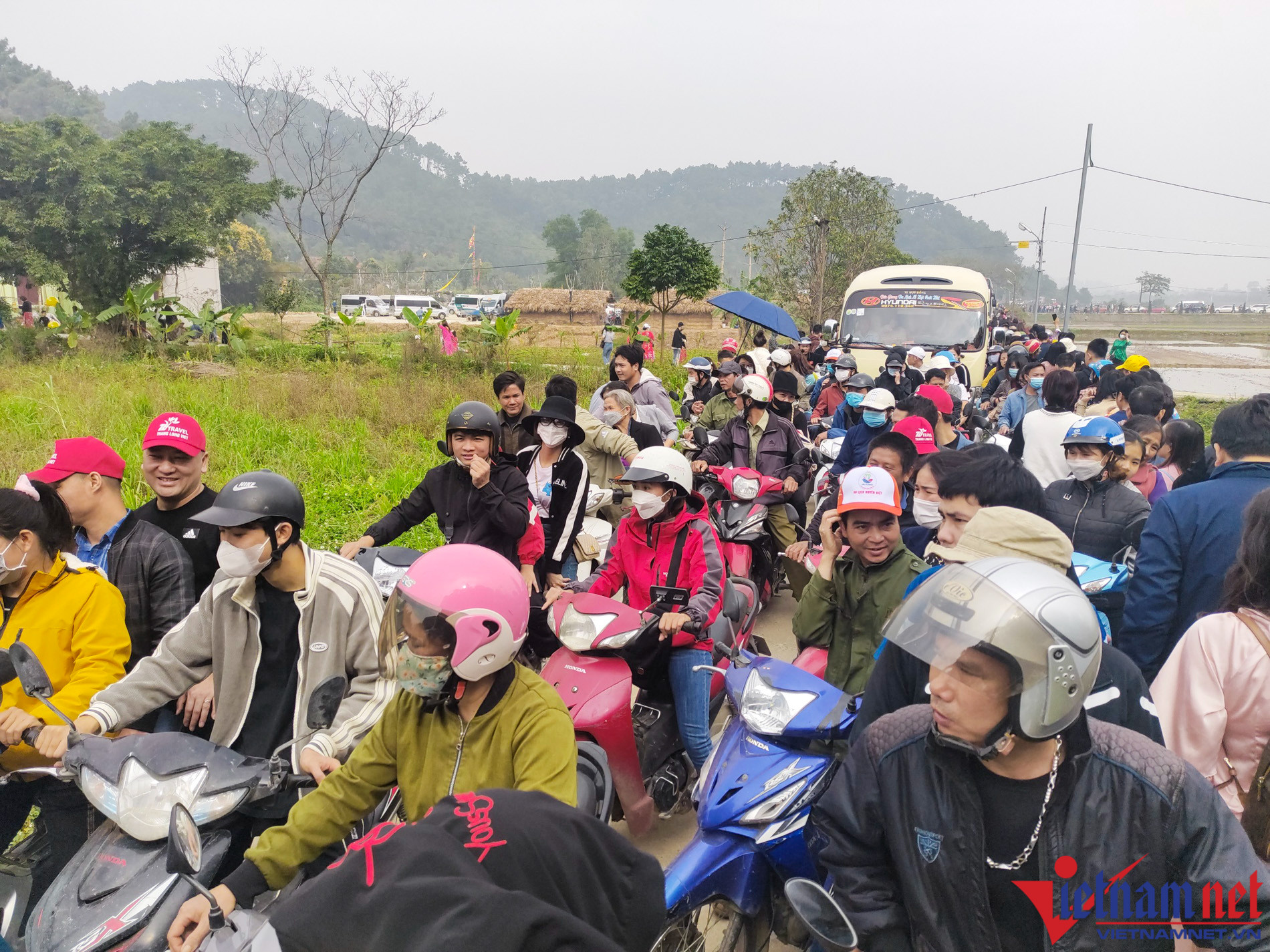 'Biển' người đổ về chùa Địa Tạng Phi Lai Tự ngày cuối tuần - Ảnh 1.