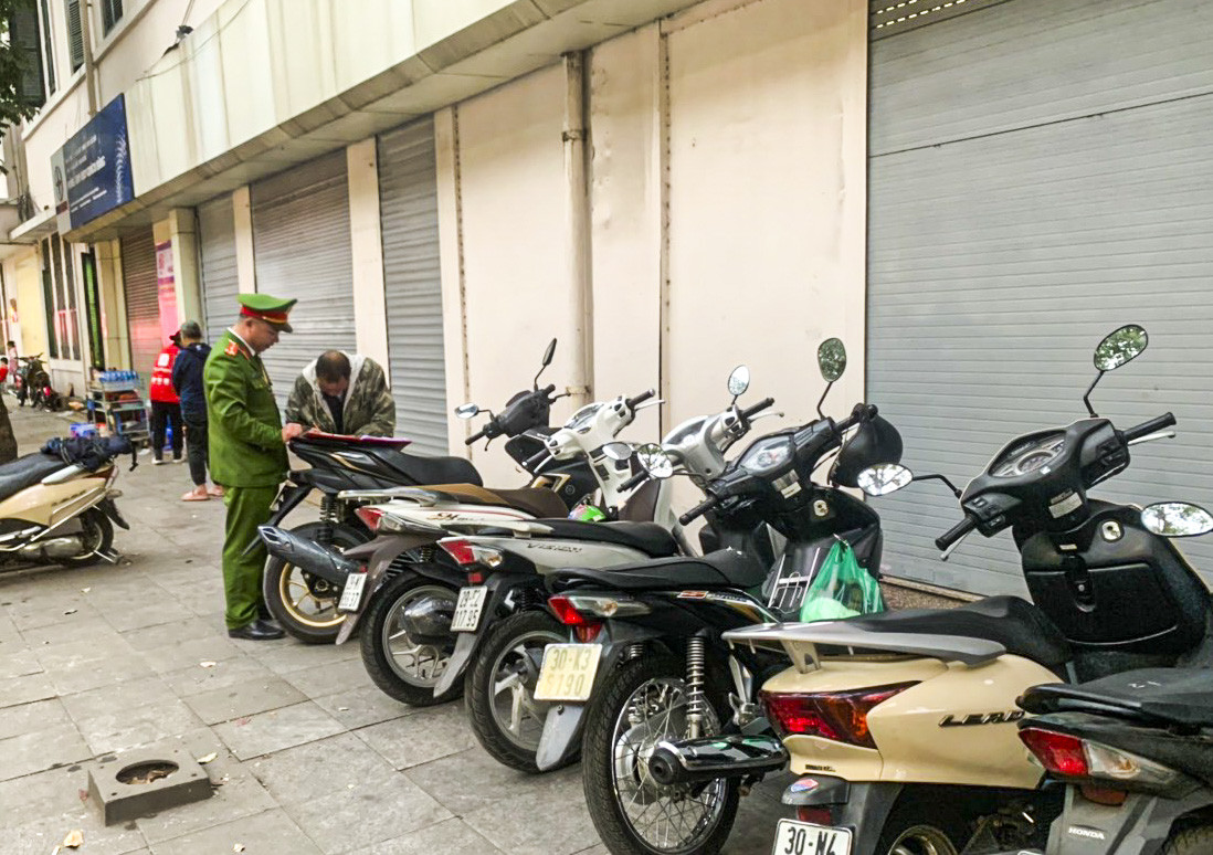 Hàng loạt bãi trông giữ xe ở Hà Nội bị xử phạt - Ảnh 1.