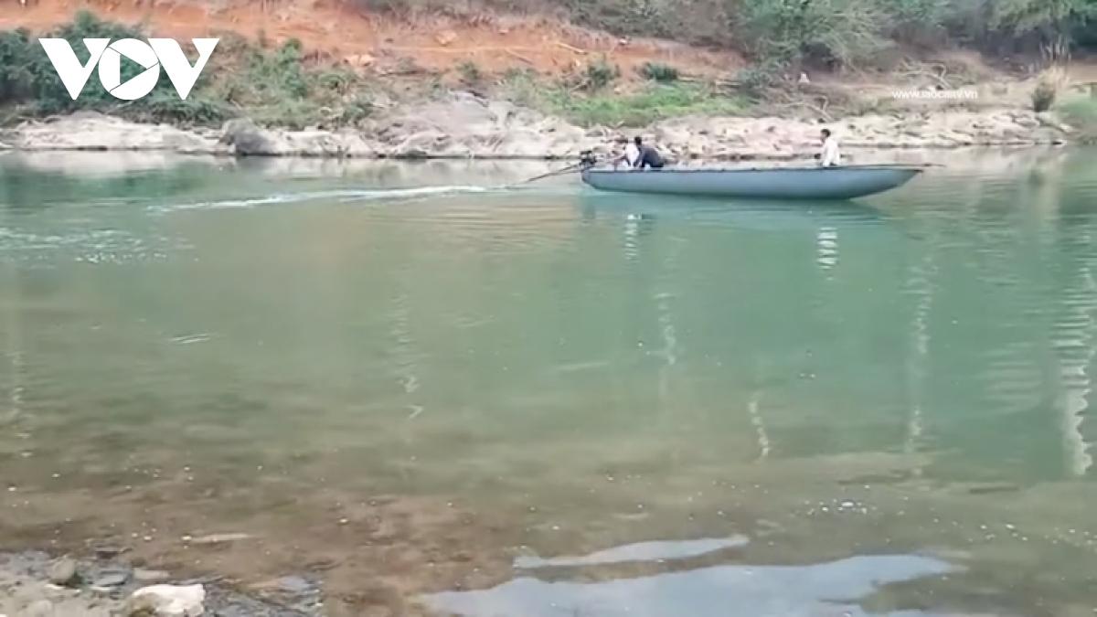Vẫn chưa tìm thấy 2 người nghi mất tích trên sông Hồng ở Lào Cai - Ảnh 1.