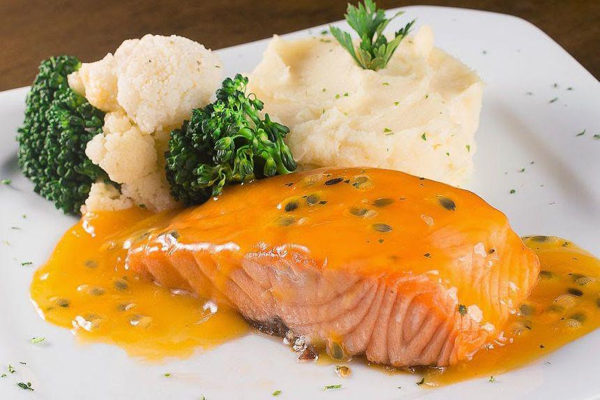 3 cách làm cá hồi áp chảo sốt bơ tỏi, sốt cam và chanh leo đơn giản - Ảnh 3.