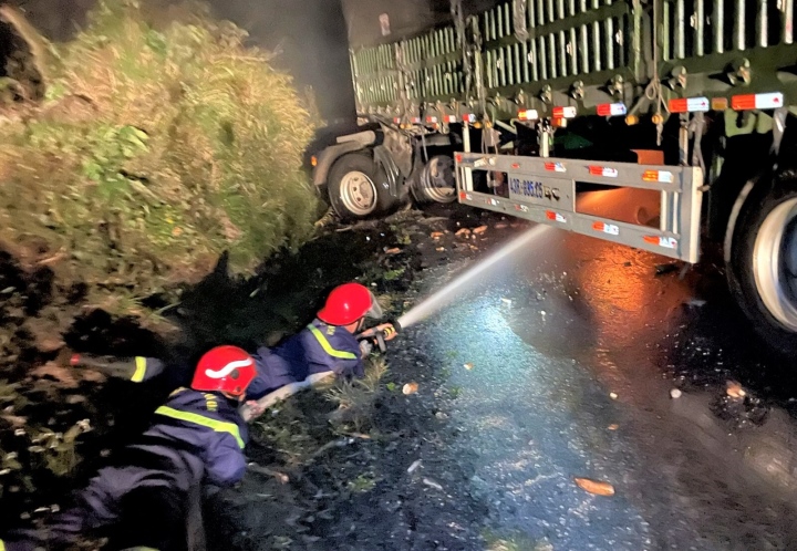 3 xe tải bốc cháy, tài xế mắc kẹt trong cabin sau tai nạn liên hoàn ở Gia Lai - Ảnh 2.