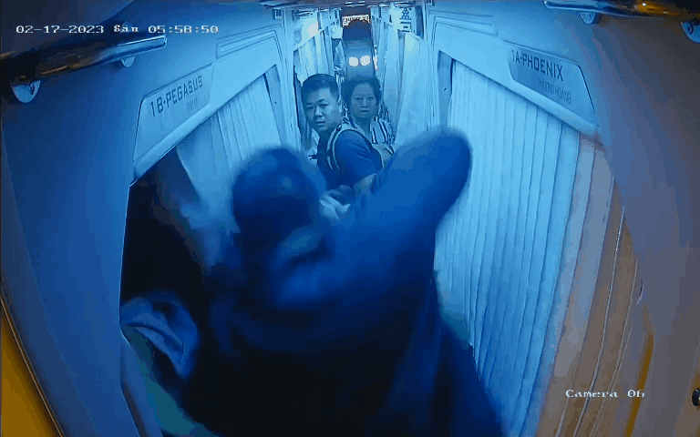 Video: Không dừng xe cho khách đi vệ sinh, tài xế bị hành hung tới tấp