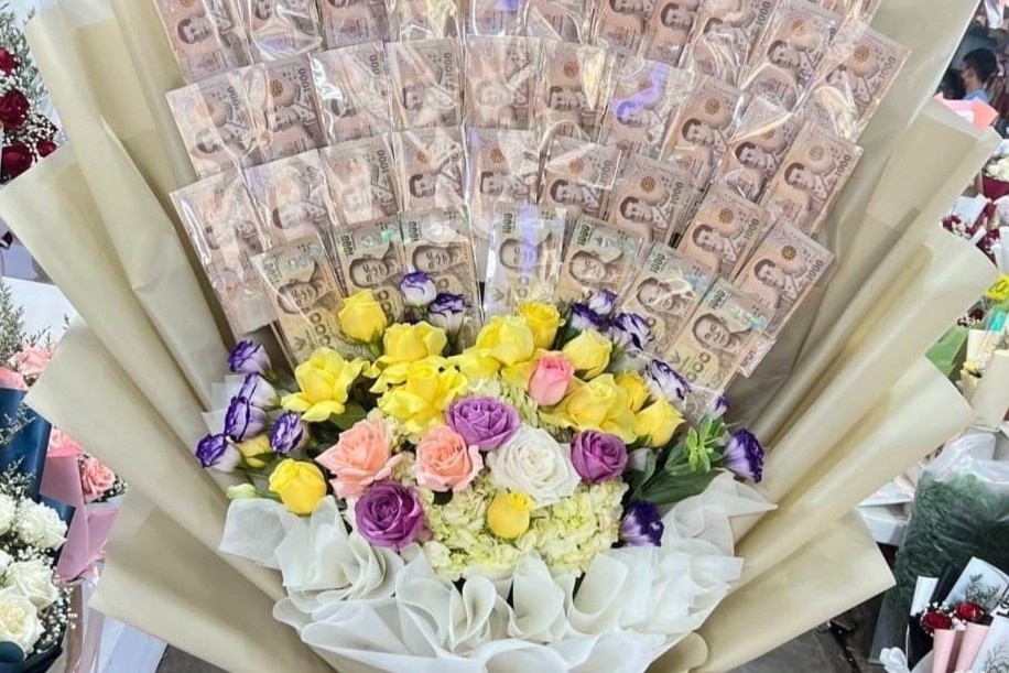 Shipper ăn cắp bó hoa tiền trị giá nghìn USD - Ảnh 1.