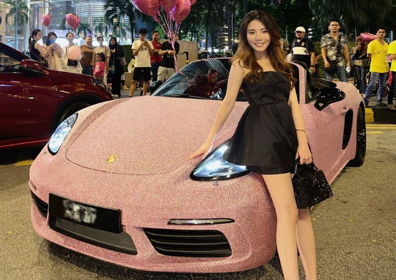 Bạn gái thích xe Mercedes, chàng trai chơi trội mua hẳn Porsche cầu hôn - Ảnh 4.