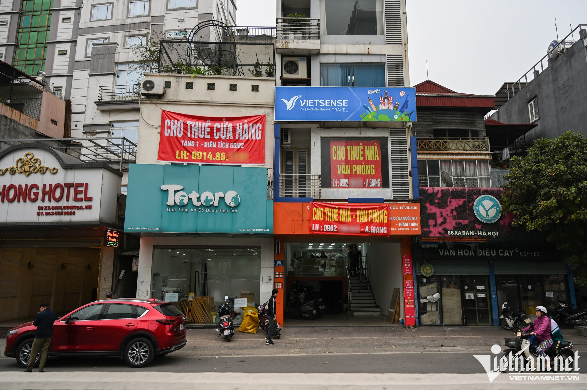 Hàng loạt mặt bằng trung tâm Hà Nội rao vặt tìm khách thuê - Ảnh 1.