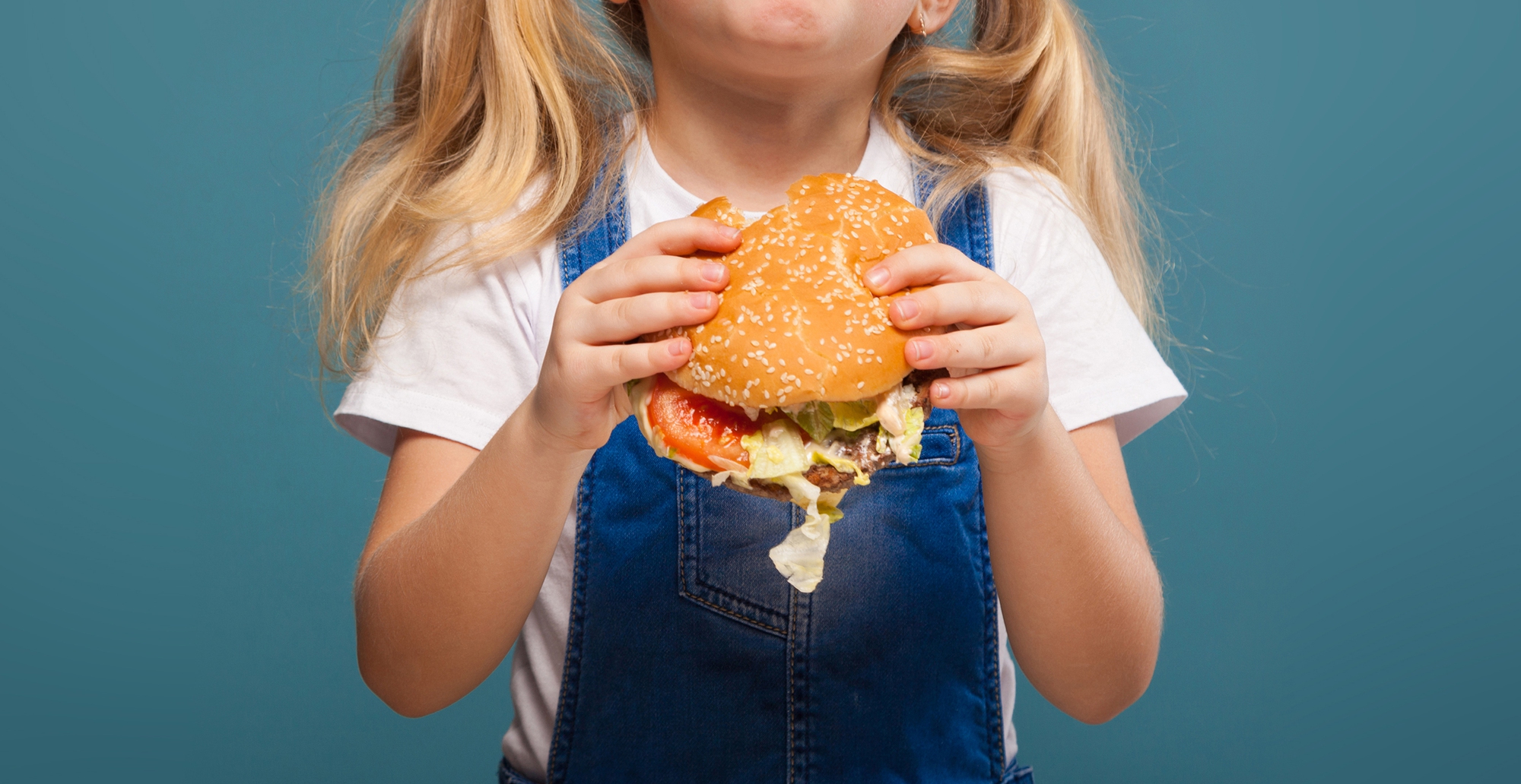 200813-girl-eating-hamburger-kids-junkfood-se-154p-167714585443484651908-1677245839042-16772458395531198510825.jpg