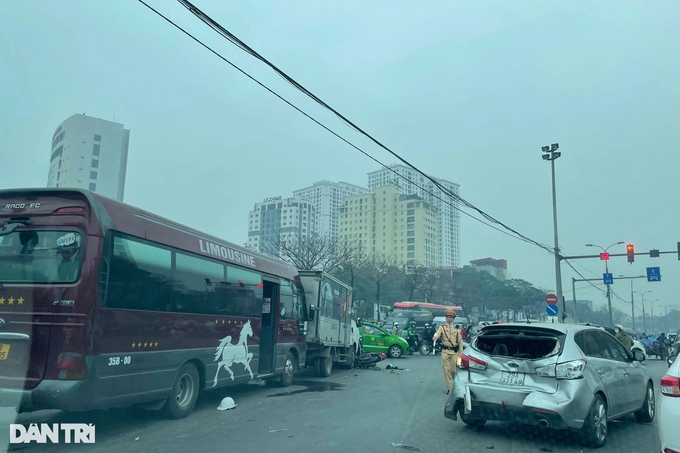Tai nạn liên hoàn giữa 5 ô tô, xe máy trên phố Hà Nội - Ảnh 1.