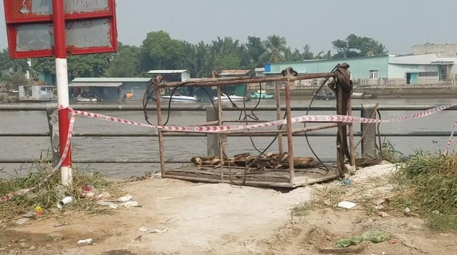 Bị thanh sắt lớn rơi tr&uacute;ng, 3 c&ocirc;ng nh&acirc;n thương vong - Ảnh 1.