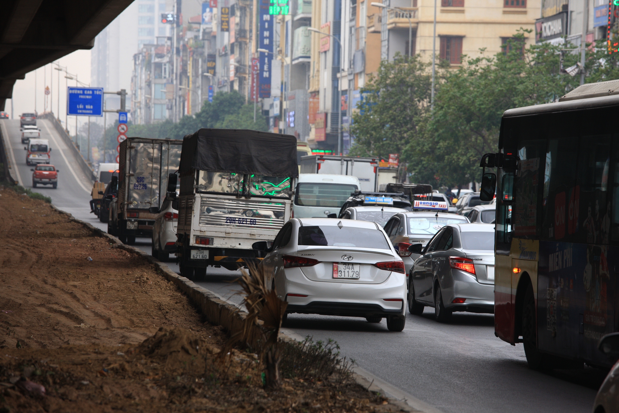 Gấp rút ngày đêm mở rộng đường Nguyễn Xiển giảm ùn tắc giao thông - Ảnh 1.
