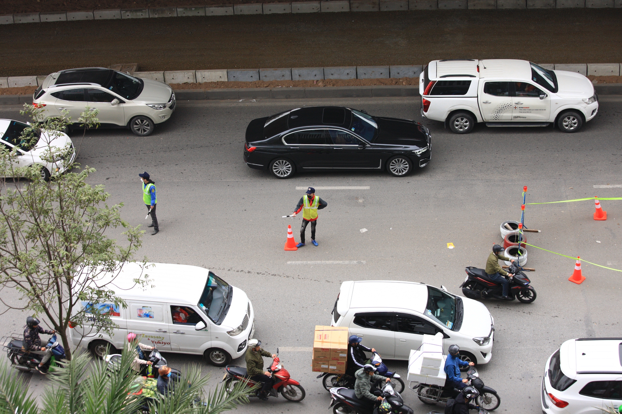 Gấp rút ngày đêm mở rộng đường Nguyễn Xiển giảm ùn tắc giao thông - Ảnh 8.