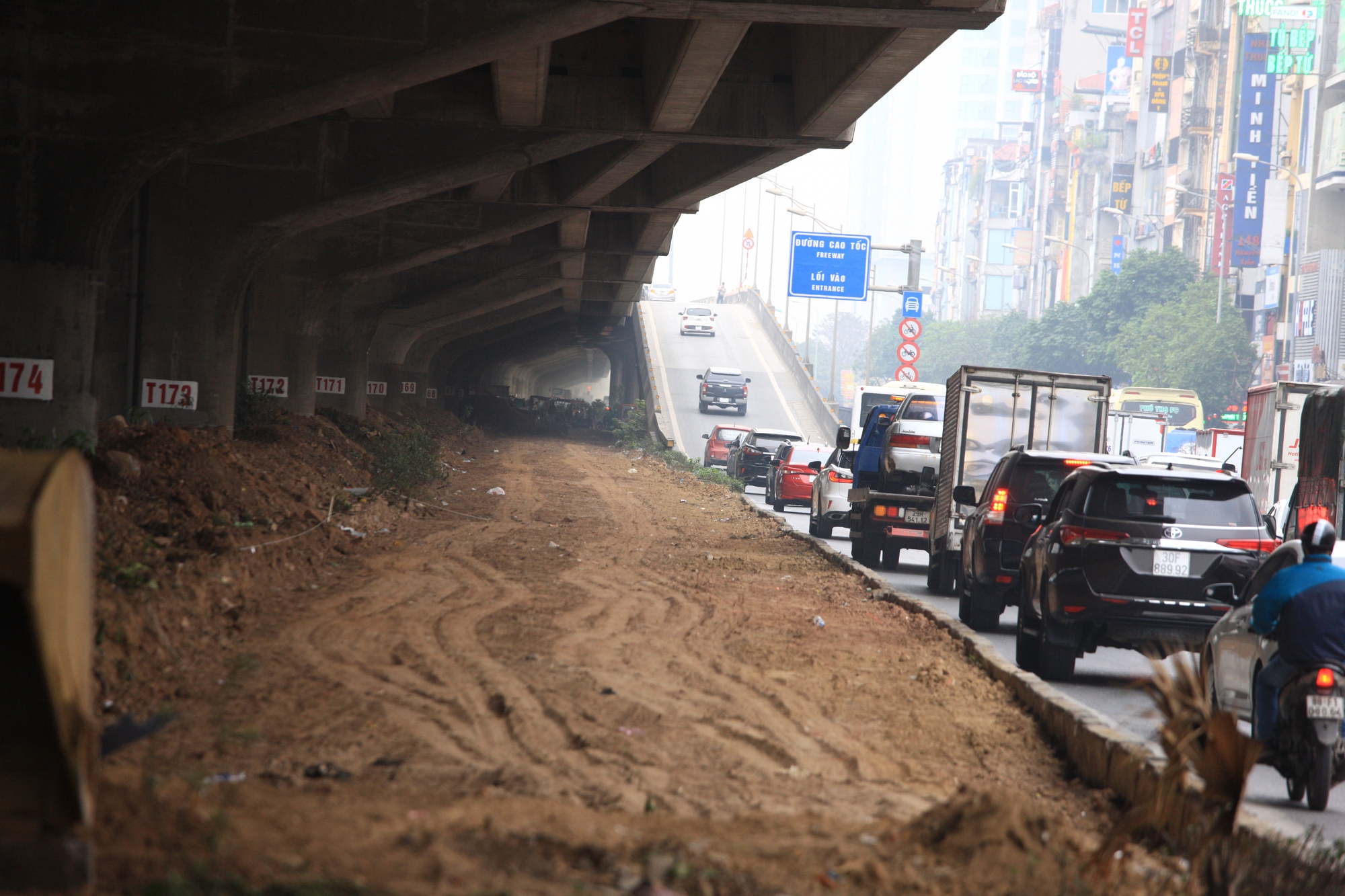 Gấp rút ngày đêm mở rộng đường Nguyễn Xiển giảm ùn tắc giao thông - Ảnh 2.