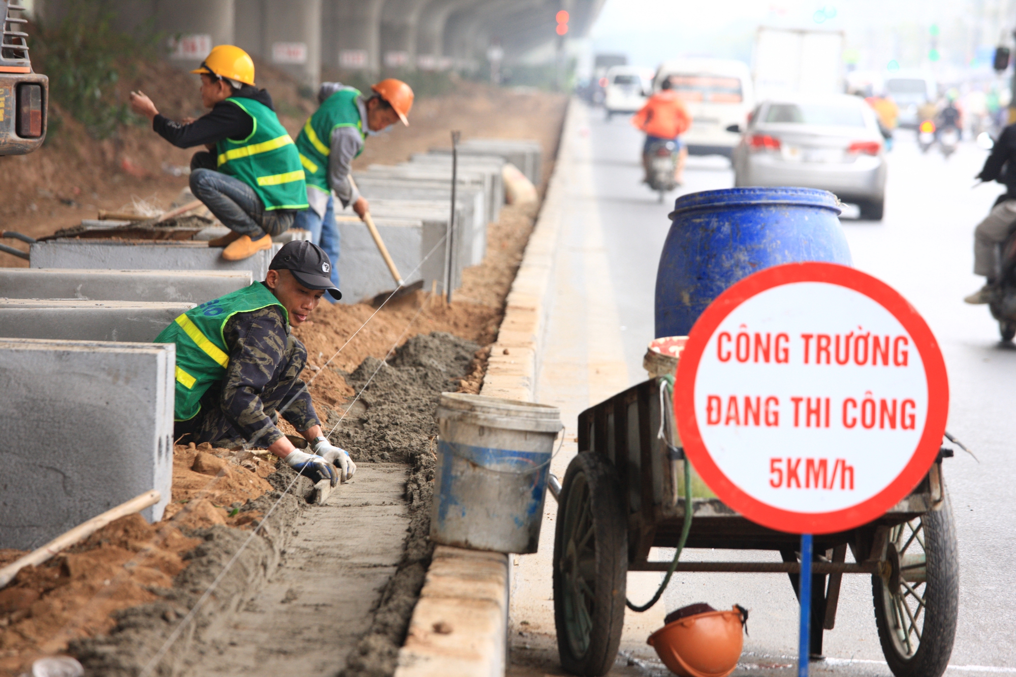 Gấp rút ngày đêm mở rộng đường Nguyễn Xiển giảm ùn tắc giao thông - Ảnh 6.