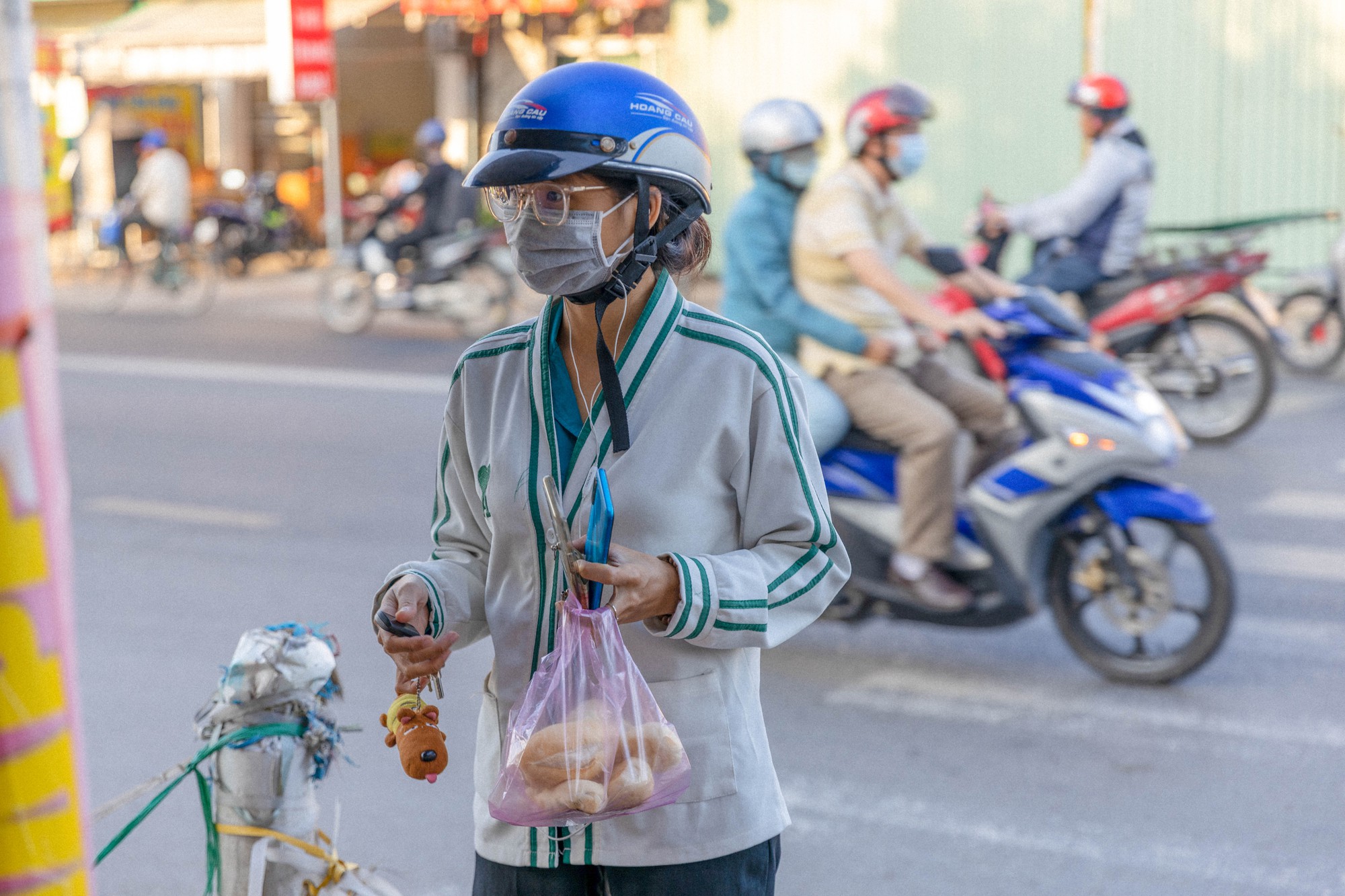 Xe bánh mì của 6 anh chị em nổi tiếng khắp Cần Thơ nhờ sáng tạo ra ổ bánh đặc biệt siêu mini và có sữa đặc - Ảnh 7.