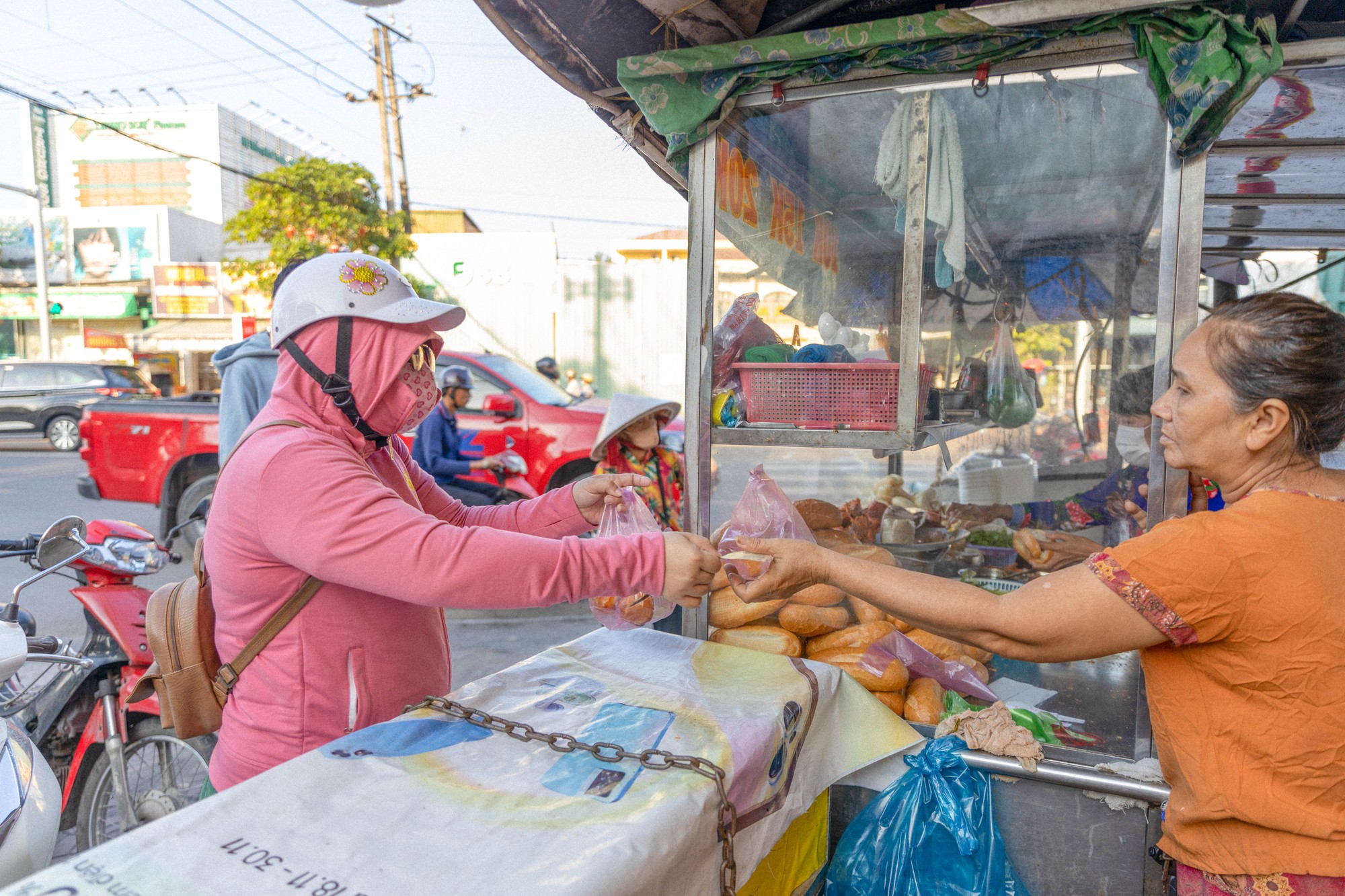 Xe bánh mì của 6 anh chị em nổi tiếng khắp Cần Thơ nhờ sáng tạo ra ổ bánh đặc biệt siêu mini và có sữa đặc - Ảnh 3.