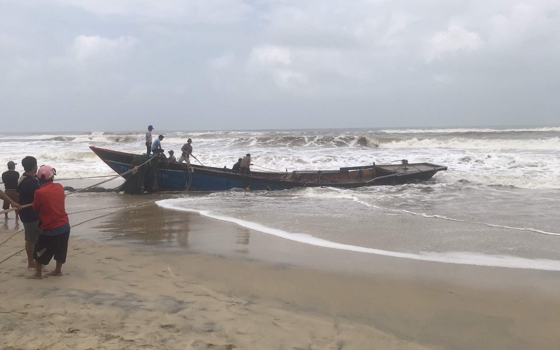 Thông tin mới nhất vụ chìm tàu cá khiến một người mất tích ở Thừa Thiên Huế