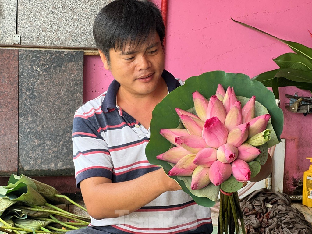 Bất ngờ hình ảnh người dân gặt lúa, chăn vịt... giữa những khu đất 'kim cương' ở TPHCM - Ảnh 7.