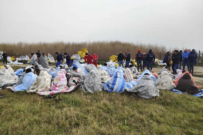 Gần 60 người tị nạn chết trong vụ đắm tàu ngoài khơi Italy - Ảnh 2.