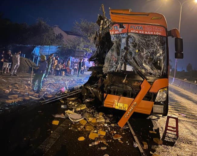 Chính thức khởi tố tài xế xe khách trong vụ tai nạn giao thông tại Quảng Nam - Ảnh 2.