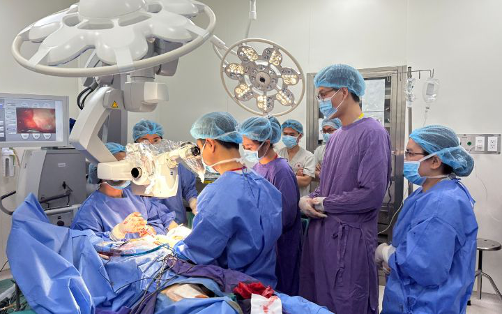 Nối liền cánh tay cho bé 4 tuổi ở Tuyên Quang gặp tai nạn với áo chống nắng - Ảnh 4.