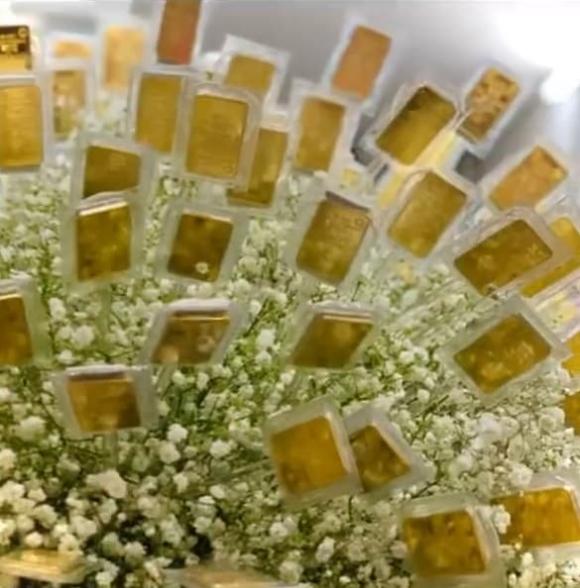 Truy tìm chủ nhân quà &quot;khủng&quot; dịp 8/3: Bó hoa gắn 100 cây vàng giá 7 tỉ đại gia U50 tặng vợ gây tranh cãi - Ảnh 2.