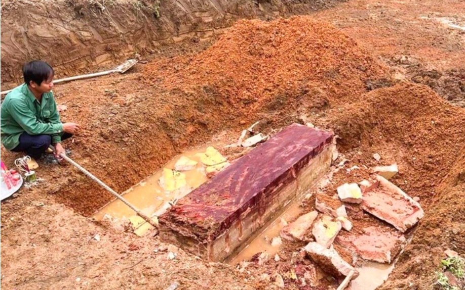 Phát hiện cỗ quan tài cổ nặng nửa tấn khi đào móng nhà