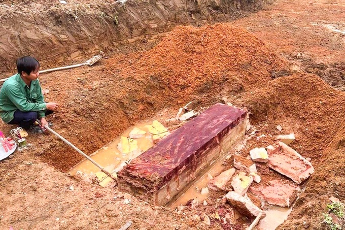 Cỗ quan tài cổ nặng nửa tấn: Đáng tiếc khi phần quách bị phá vỡ - Ảnh 2. Cỗ quan tài cổ nặng nửa tấn: Đáng tiếc khi phần quách bị phá vỡ - Ảnh 2.