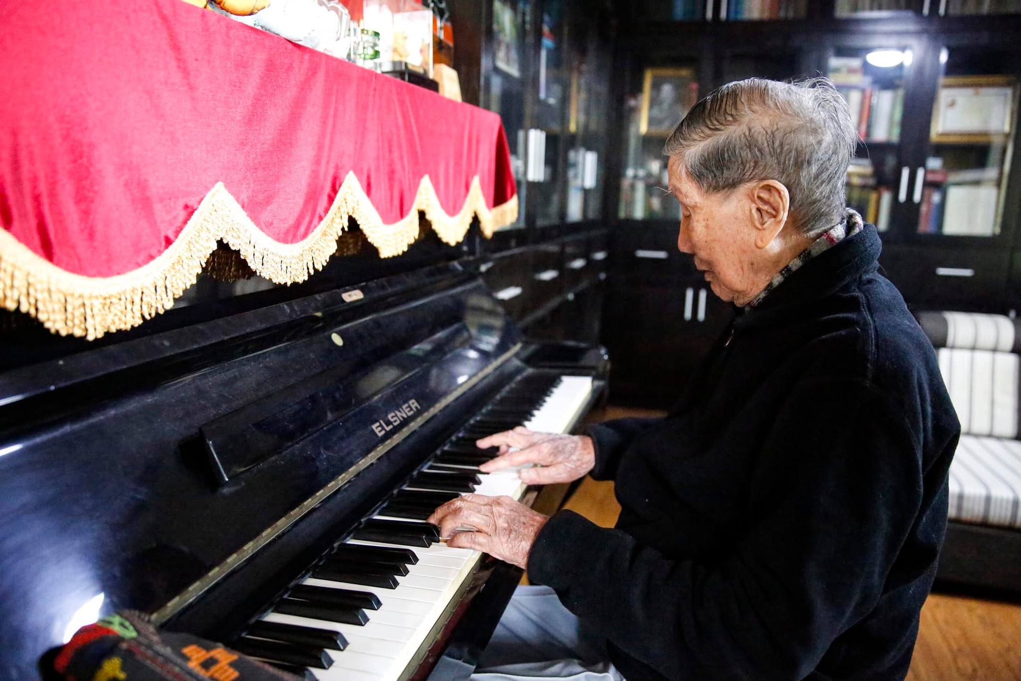 93 tuổi, nhạc sĩ Phạm Tuyên 'làm bạn' với máy thở oxy và khí dung - Ảnh 8.