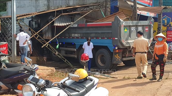 Xe ben tự tr&ocirc;i dốc, lao v&agrave;o tiệm sửa xe v&agrave; tiệm thuốc t&acirc;y - Ảnh 1.