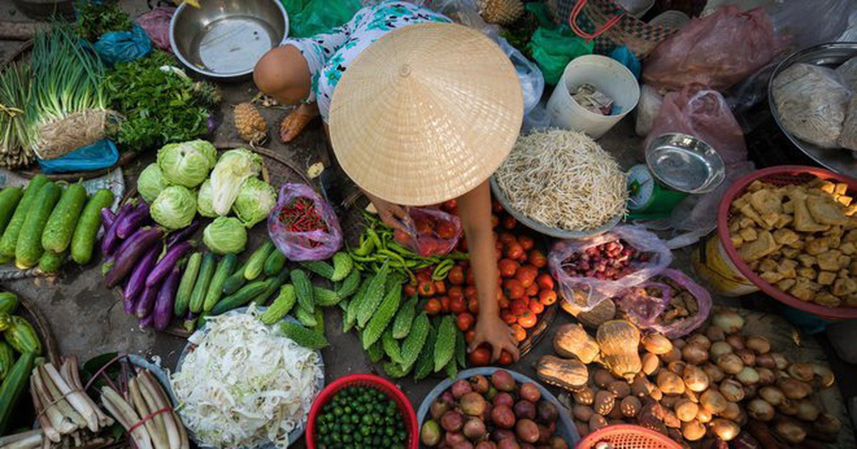 Nhộn nhịp thị trường thực phẩm ngày Rằm tháng Giêng: Nhu cầu mua sắm tăng cao, giá vẫn bình ổn