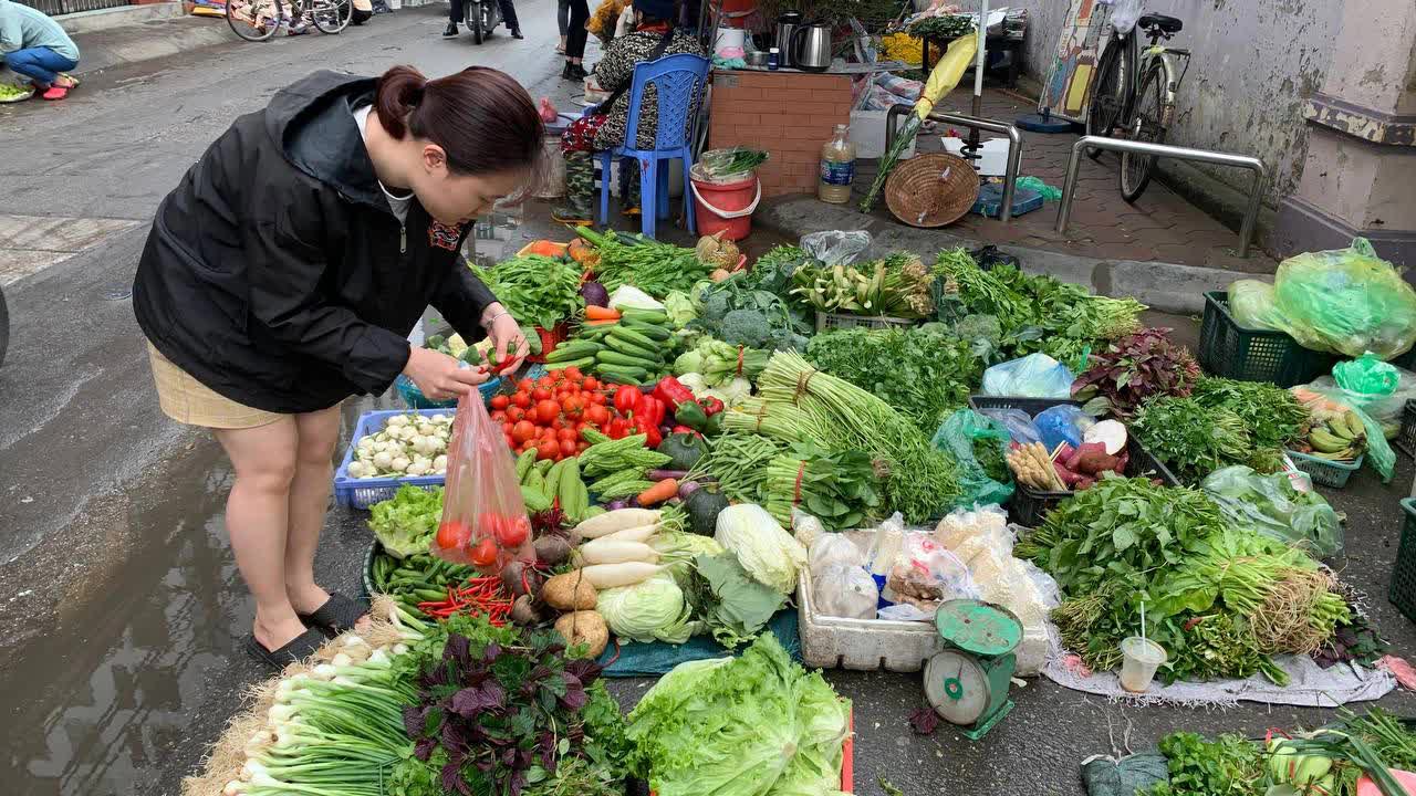 Nhộn nhịp thị trường thực phẩm ngày Rằm tháng Giêng: Nhu cầu mua sắm tăng cao, giá vẫn bình ổn - Ảnh 1.