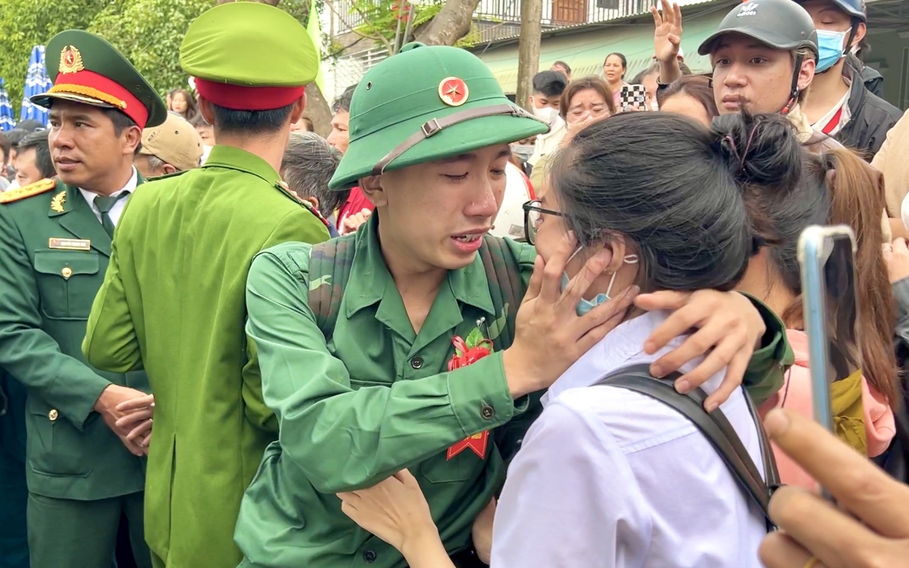 Thừa Thiên Huế: Xúc động khoảnh khắc người thân, bạn bè tiễn chân tân binh lên đường nhập ngũ