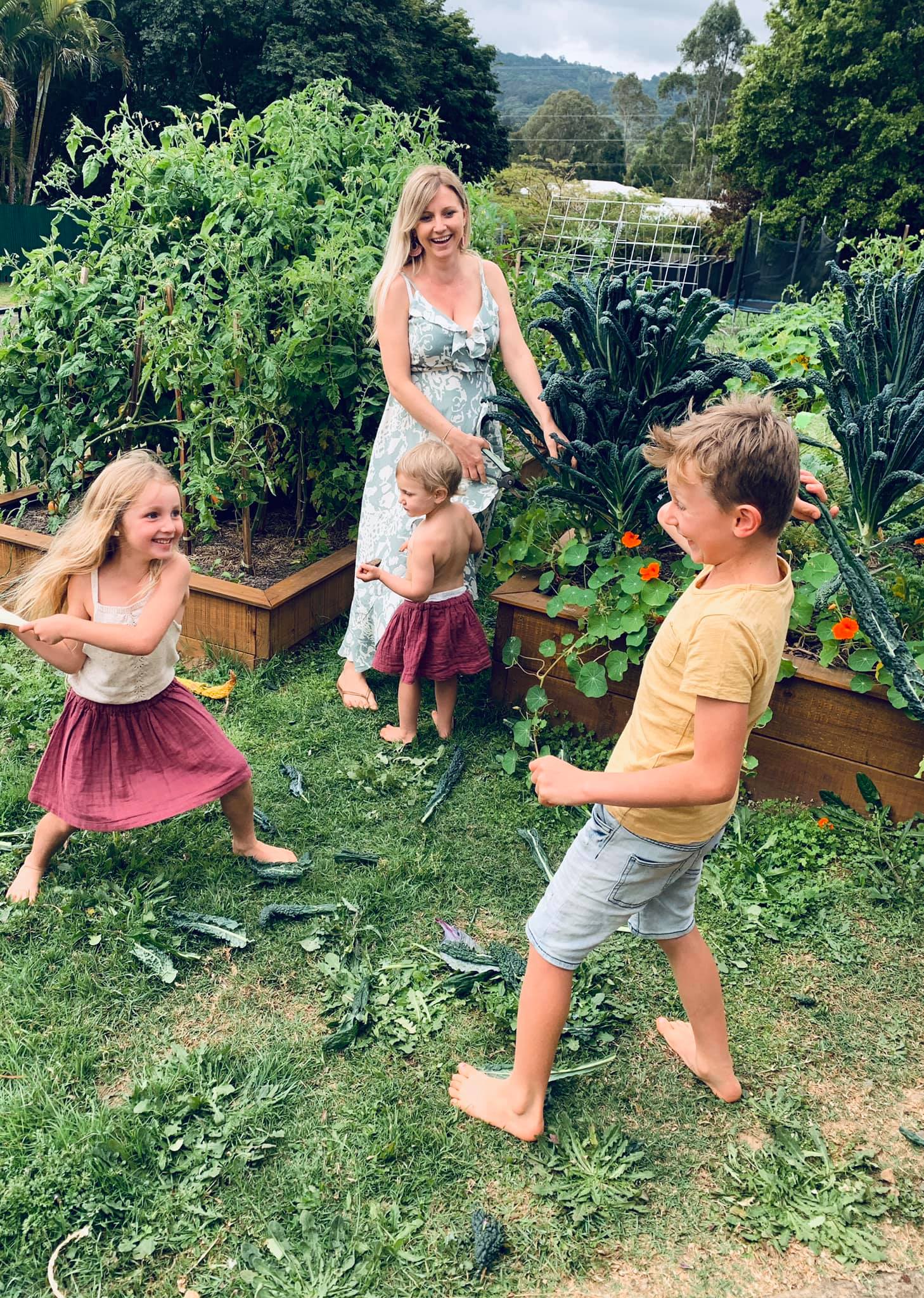 Cuộc sống chỉ có tiếng cười và sự an yên của người mẹ cùng 4 đứa trẻ bên khu vườn ở quê xanh mát quanh năm - Ảnh 5.