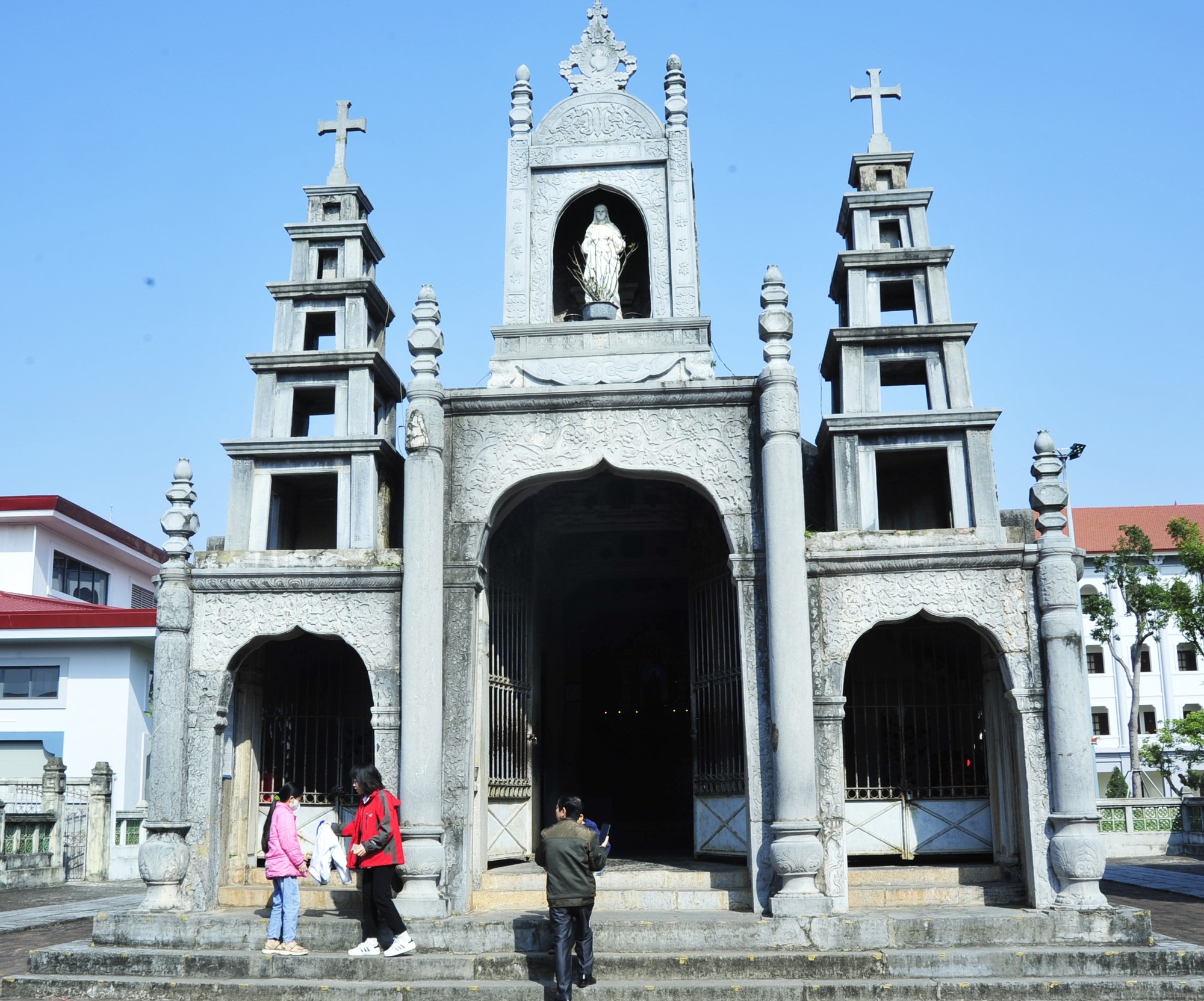 Chiêm ngắm ngôi nhà thờ được làm hoàn toàn bằng đá ở Ninh Bình - Ảnh 3.