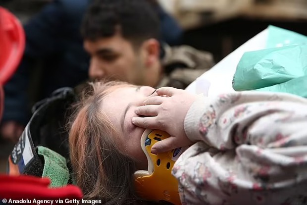 Thông tin gây ám ảnh về trận động đất làm hơn 3.800 người chết ở Thổ Nhĩ Kỳ: Khắp nơi là tiếng kêu cứu, nhói lòng trẻ nhỏ nơi hiện trường tang thương - Ảnh 4.