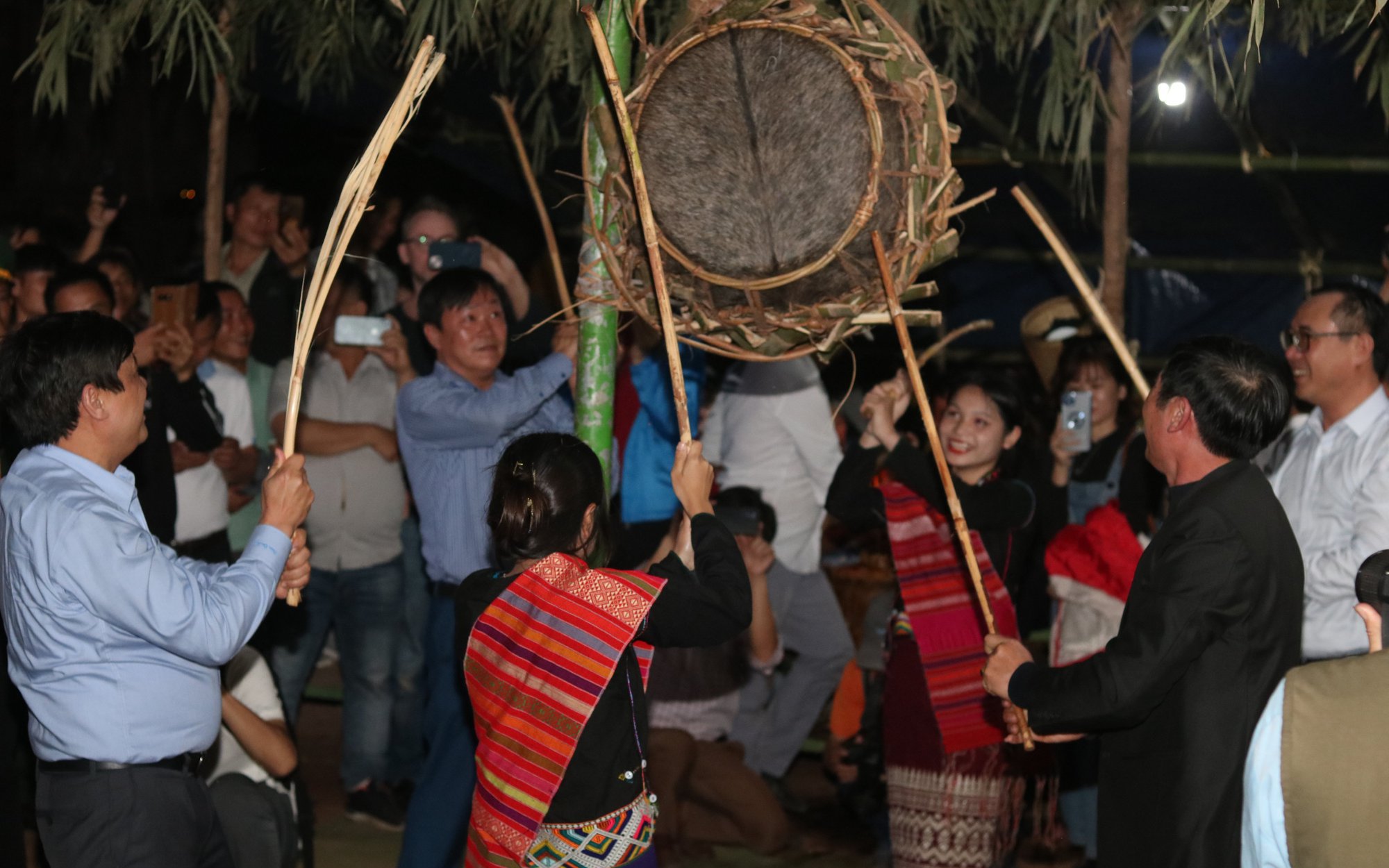 Ảnh: Trải nghiệm đêm hội đập trống của đồng bào Ma Coong giữa đại ngàn