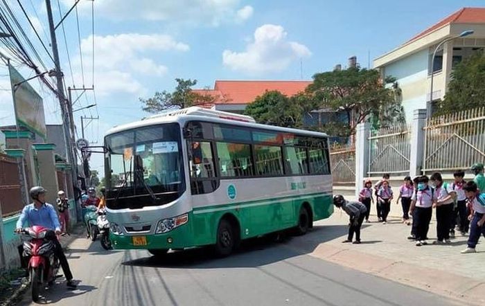 Xé lòng hình ảnh người mẹ gào khóc khi chứng kiến cảnh  - Ảnh 1.