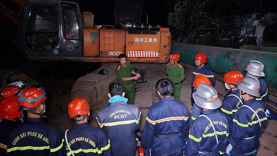 Đồng Tháp nói về chi phí cứu hộ, cứu nạn bé trai 10 tuổi rơi xuống ống trụ bê tông - Ảnh 2.