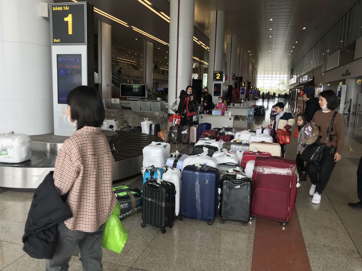 Cấm bay 2 nữ hành khách ăn trộm, chiếm đoạt tài sản người khác tại sân bay - Ảnh 2.