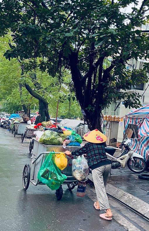 Những người lao công tận tâm trên khắp các con phố Hà Nội trong ngày mưa phùn giăng mắc - Ảnh 9.