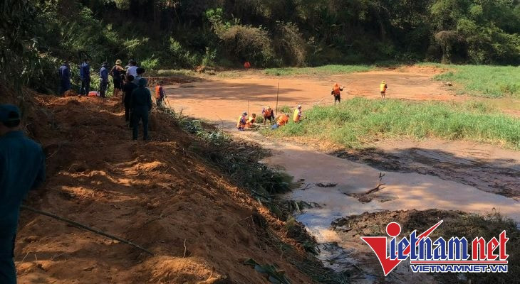 Tìm thấy thi thể công nhân mất tích dưới hồ nước thải ở Kon Tum - Ảnh 1.