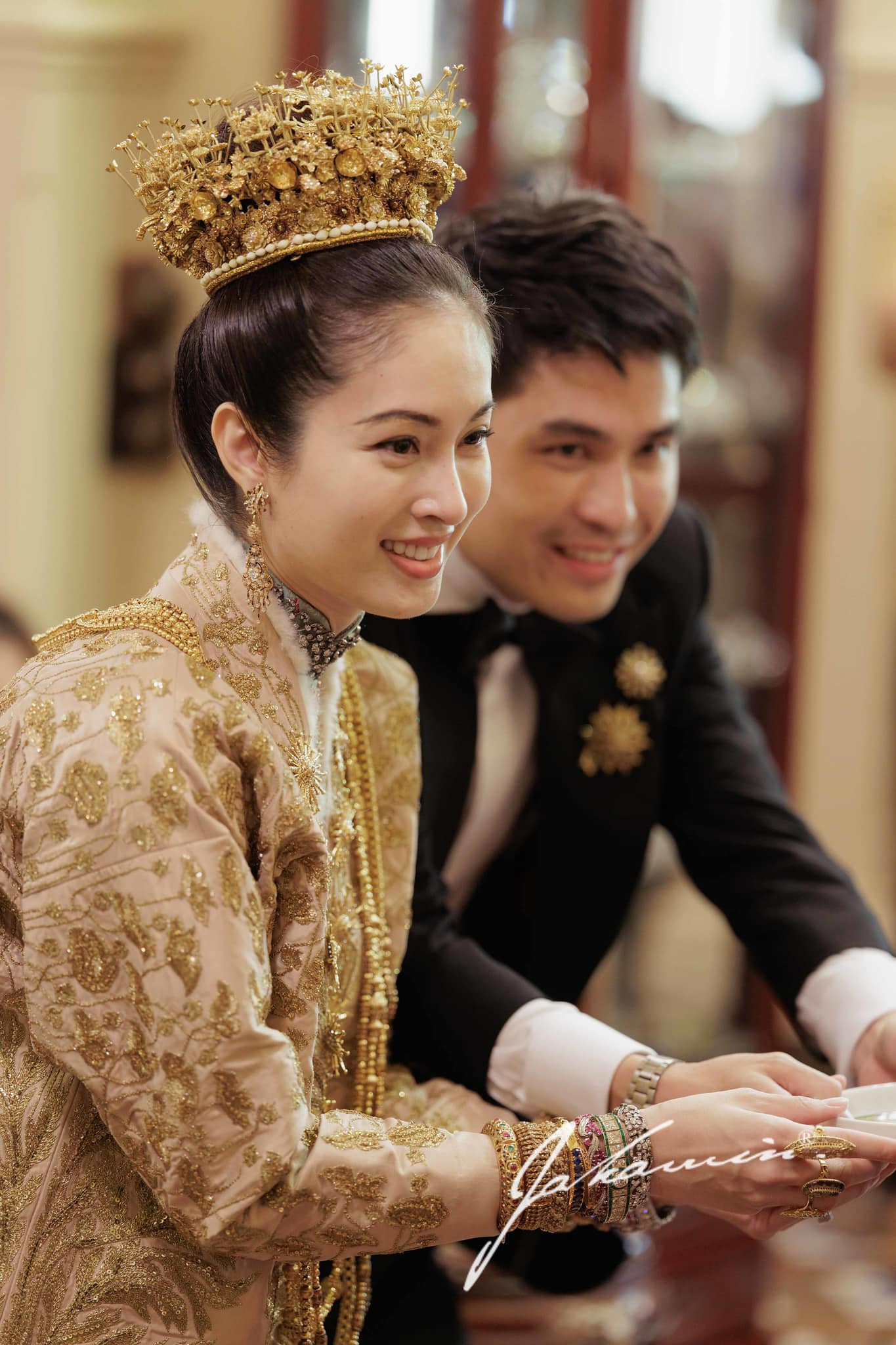 'Hoa hậu chuyển giới đẹp nhất Thái Lan' khóc trong lễ cưới với chồng doanh nhân - Ảnh 5.